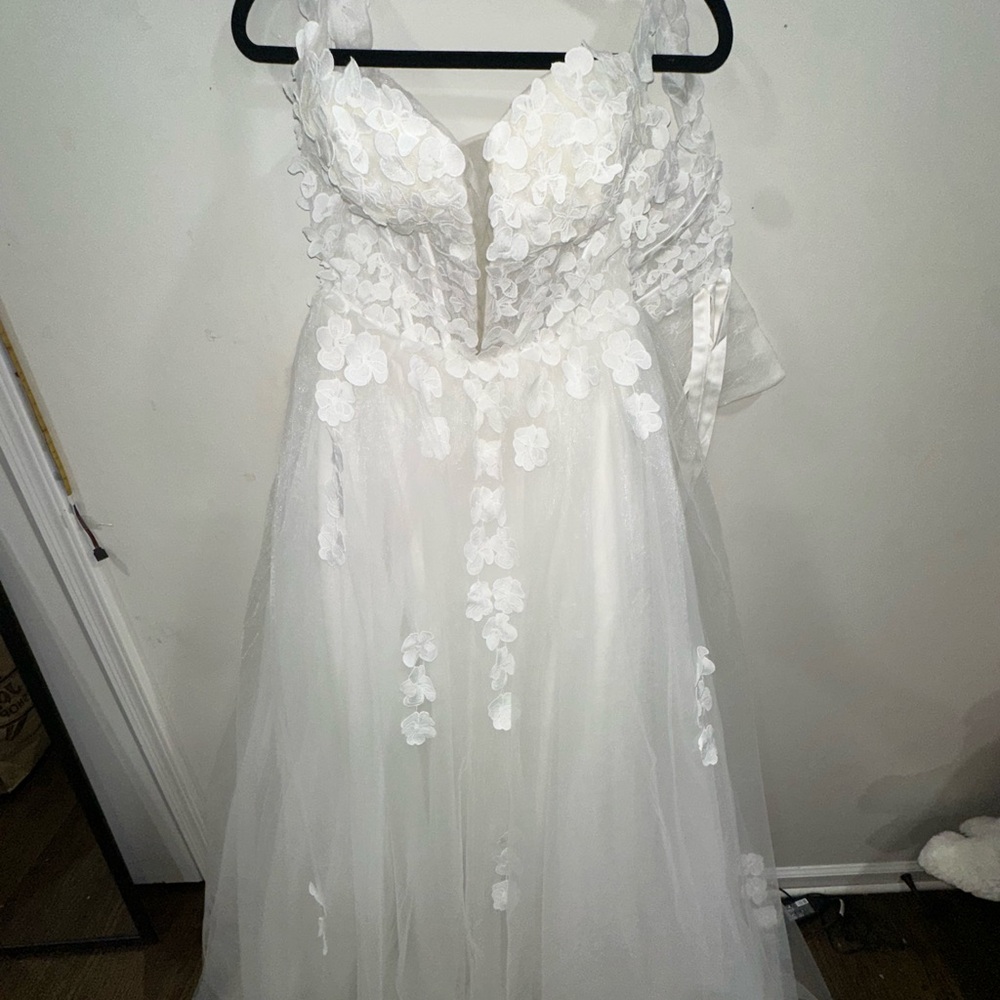 Elegant White Off-Shoulder Lace Dress - Picture 6 of 11